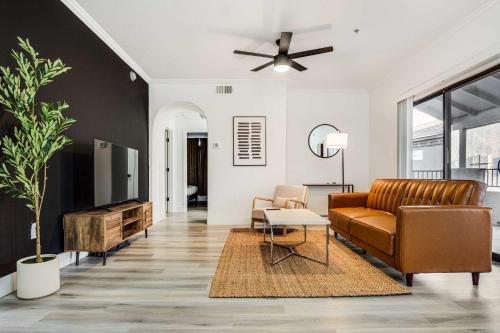 Glendale Sports and Entertainment District Apartamento | Boulevard Stays 2BR by Stadium Pool Parking Gym 05