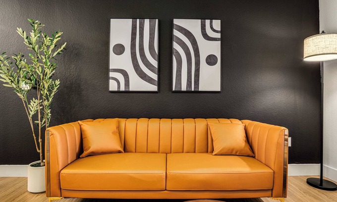Glendale Sports and Entertainment District Apartamento | Boulevard Stays Luxe 2BR by the Stadium Pool, Parking, Gym 10