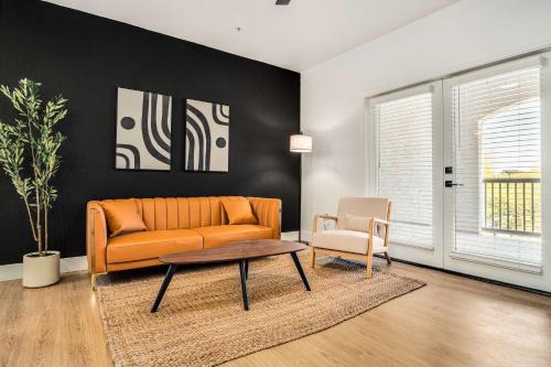 Glendale Sports and Entertainment District Apartamento | Boulevard Stays Luxe 2BR by the Stadium Pool Parking Gym 05