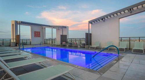 Evans Churchill Apartamento | Boulevard Stays Modern Highrise STU Sky Pool Parking Gym 07