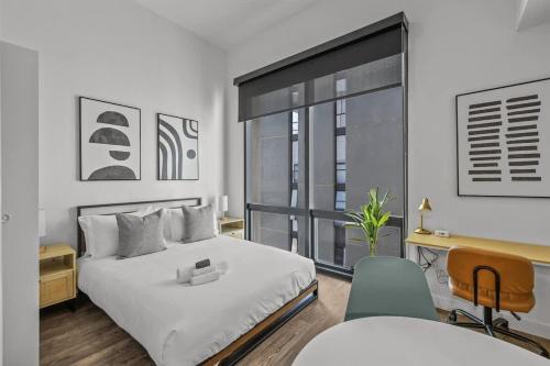 Evans Churchill Apartamento | Boulevard Stays Modern Highrise STU Sky Pool Parking Gym 09