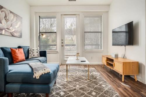 Travis Heights Apartamento | Boulevard Stays Walk to Downtown 2BR SoCo Pool Parking Gym 05