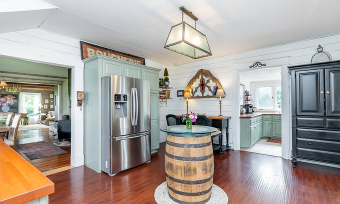 Chaplin Otro | Bourbon Country Cottage on a flower farm with cattle, horses & spectacular views