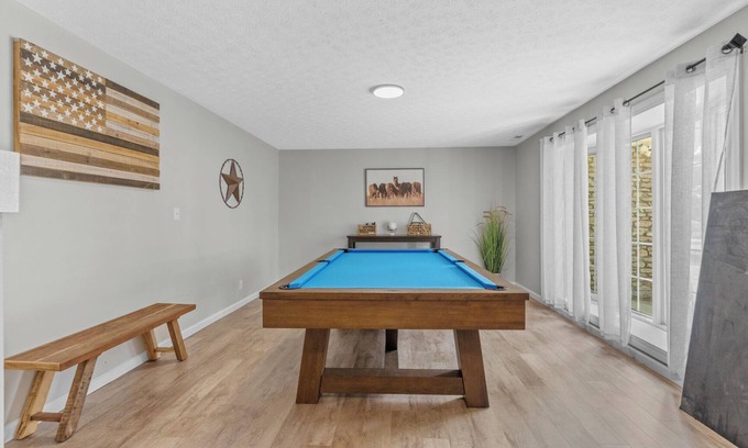Shelbyville Casa | Bourbon Trail Getaway ~ Hot Tub + Dogs Welcome + Game Room + Cornhole + KY Fun