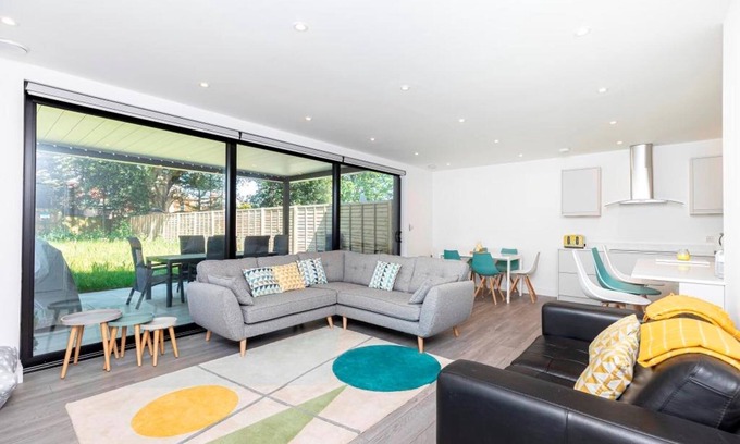 Boscombe Casa | Bournecoast: Modern townhouse near shops and beaches with parking - WIFI -HB8467