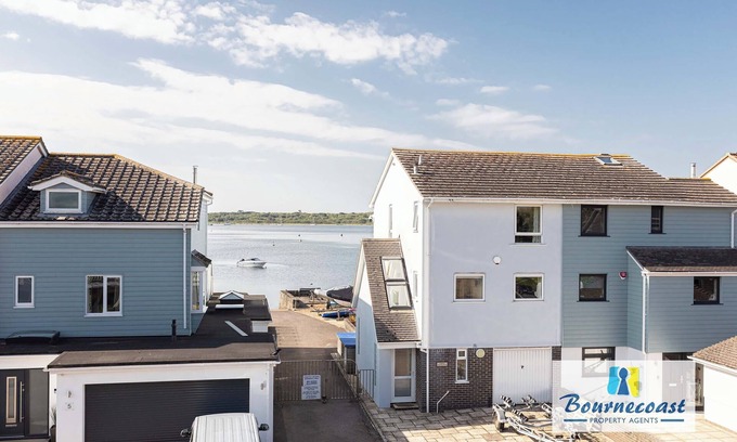 Mudeford Casa | Bournecoast: Three bedroom townhouse with garden and harbour views - HB9602