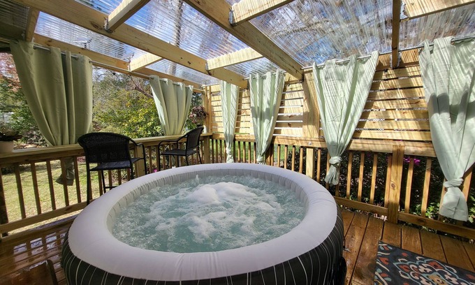 Sneads Ferry Cabaña | Bout Time Cottage W/Hot Tub