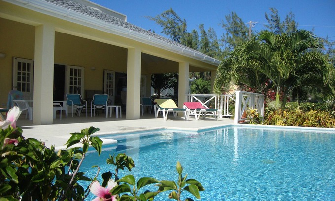 Belair Villa | 'Era Hora. Precioso chalet con piscina y cerca de la playa