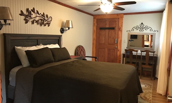 Logan Casa | The Hocking Hills Inn, Suite Garden