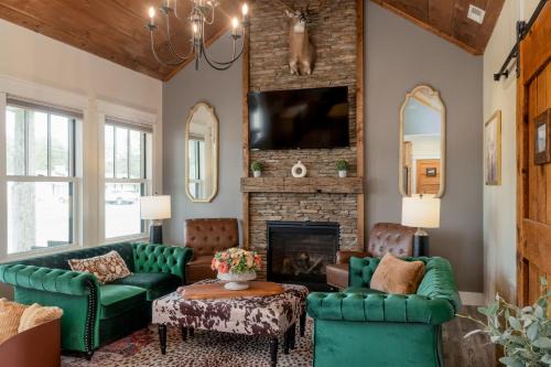 Grottoes Casa | Boutique Luxury Stay Near JMU with 2 King Suites & Fireplaces