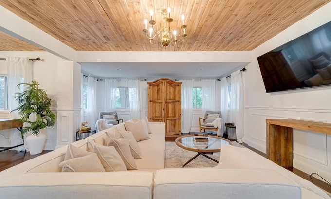 Niagara-on-the-Lake Casa | BOUTIQUE WINE COUNTRY HOME WITH POOL AND HOT TUB