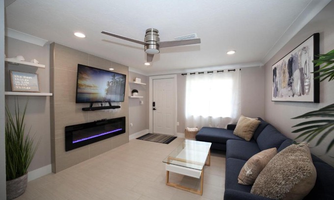 Englewood Casa | Bow-Tie Suite