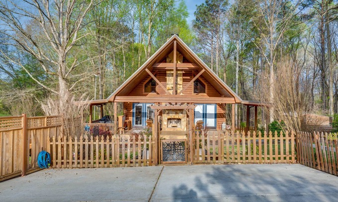 Bowdon Junction Cabina | Bowdon Cabin Stay Near Atlanta, Private Pool!