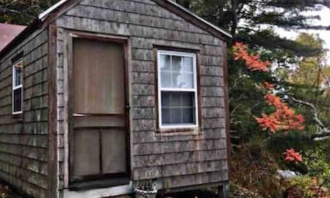 Freeport Cabina | Bowman Island rustic sea cabin/ “glamping” getaway