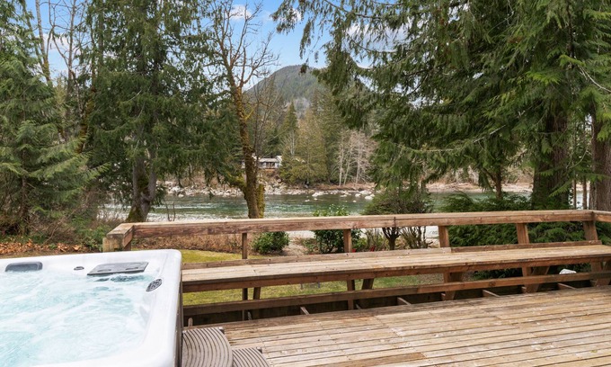 Baring Cabaña | Bowman's Beach Cottage in Cascades with sandy riverfront & hot tub