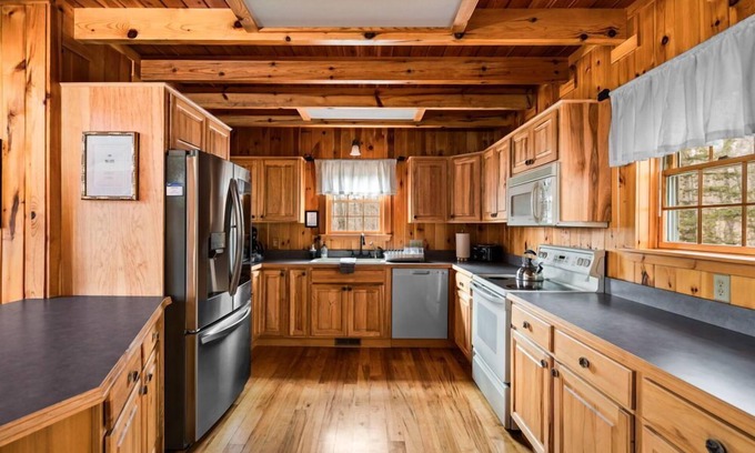 Vanderbilt Casa | 🎀 Bows Lakeside Cabin - 4000sqft. Dock. Cinema. Firepit ➠ 9776