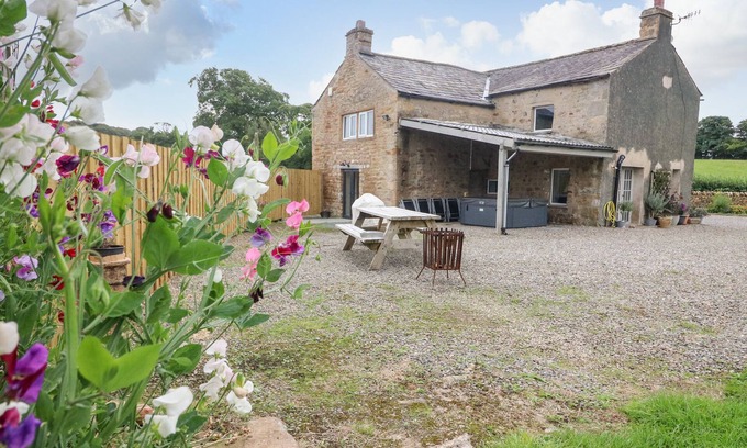 Wennington Cabaña | BOX TREE FARM HOUSE, family friendly, with hot tub in Kirkby Lonsdale