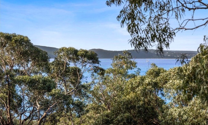 Lorne Casa | Boxy's Beach House: Perfect Location - Sea ViewsPeace & Quiet - Walk Anywhere
