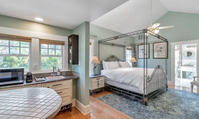 Historic Old Northeast Apartamento | Boyce Suite at ONE Inn: King Bed, Kitchenette, Near Downtown & Vinoy Park.