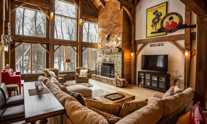 Boyne City Casa | Boyne Mountain True Timber Frame en casa. Esquí de entrada / salida en comunidad cerrada