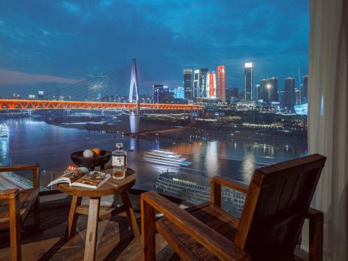 Yuzhong Hotel | Boys2men