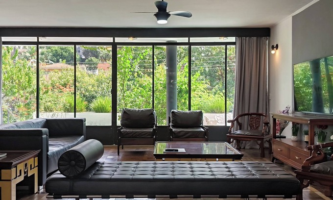 Jardim das Bandeiras Villa | Casa com Piscina e Muito Verde na Vila Madalena