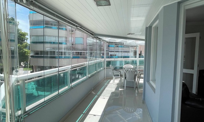 Jurere Internacional Apartamento | Apartment in Jurerê Internacional accommodates up to 9 people.