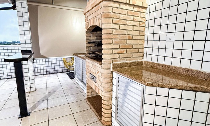 Parque Enseada Apartamento | PENTHOUSE - 150 METERS FROM THE BEACH. Street with shops, restaurants, sea view.