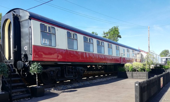 Newenden Cabaña | BR MK1 Carriage - Original converted train carriage - sleeps 6 - watch steam trains 20ft away