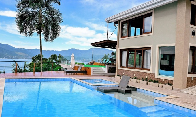 Praia das Cigarras Casa | House with view to IlhaBela - Heated SPA pool - Beach Tennis court