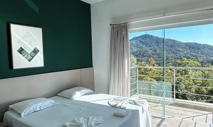 Estaleiro Apartamento | Embauba Suite 1 Incredible view and pool