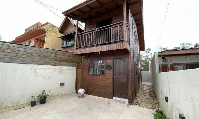 Rio Vermelho Norte Chalet De Esquí | Woody House Chalé - O Refúgio Para sua Família na Praia em Florianópolis