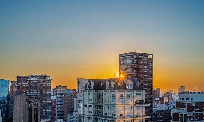 Vila Nova Conceicao Apartamento | Amazing views: sunsets over city skyline from balcony garden, Gym & Pools @ VNC