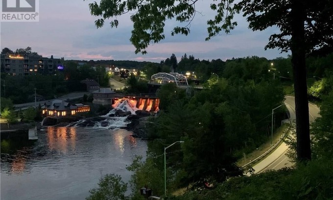 Bracebridge Casa | Bracebridge Falls House - with spectacular views and close to downtown