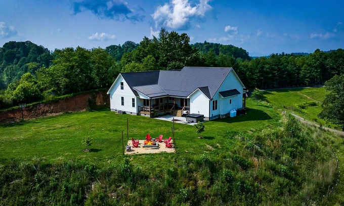 Marshall Otro | Brackens View Retreat | Modern Mountain Farmhouse on 2.5 Acres
