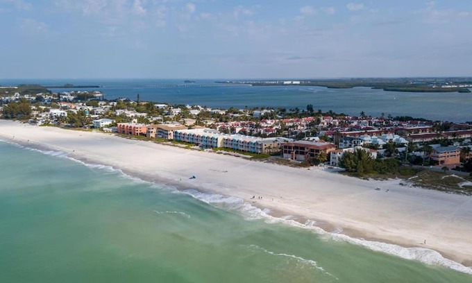 Bradenton Beach Casa | Bradenton Beach Resort Style Getaway-Walk to Beach