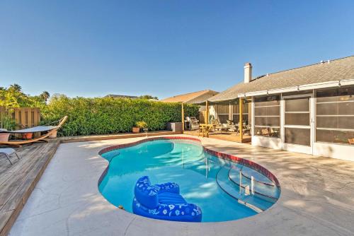 South Bradenton Casa | Bradenton Retreat with Backyard Oasis Near Beach!