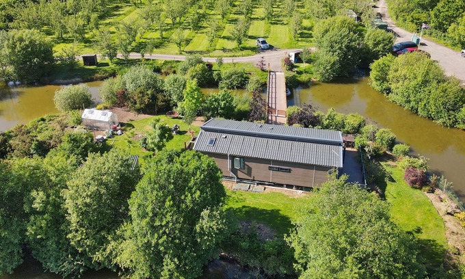 Broadwoodkelly Casa | BRAEBURN LODGE, pet friendly, with a garden in Winkleigh