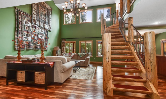 Bragg Creek Casa | Bragg Creek historic Cosy Cabin established in 1946