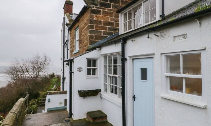 Robin Hood's Bay Cabina | BRAMBLE COTTAGE, family friendly, with a garden in Robin Hood’s Bay