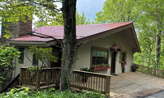 Blowing Rock Cabaña | Bramble Cottage - Private retreat with huge Grandfather views in Blowing Rock