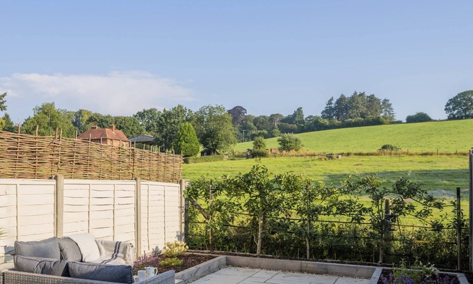Henley Casa | Bramble Cottage - Views & Parking - 6 Guests