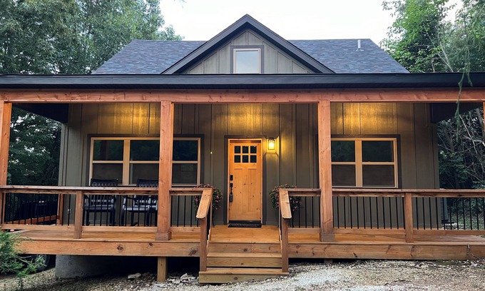 Winslow Cabina | Brambleberry Cottage on 18 acres with stocked fishing hole near Devils Den.