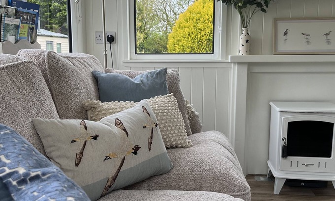 Hartland Casa | Brambly Hedge, shepherds hut style, sleeps 4, with garden, walk to pubs & shops.