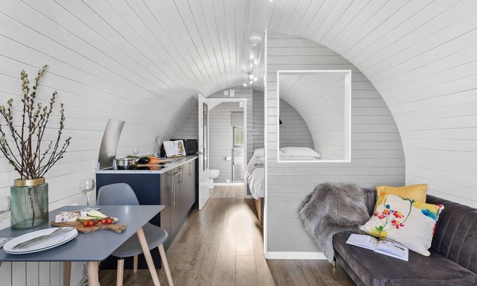 Wells Cabina | Bramley, Apple Tree Glamping - a chalet that sleeps 2 guests in 1 bedroom