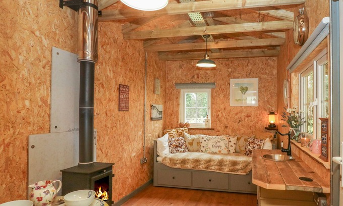 North Wheatley Cabaña | BRAMLEY ORCHARD GLAMPING, pet friendly, with open fire in Clarborough