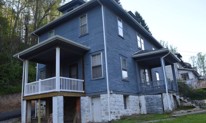 Freeman Casa | Bramwell Staff House & Inn a solo minutos del sistema Pocohontas Trail en WV.