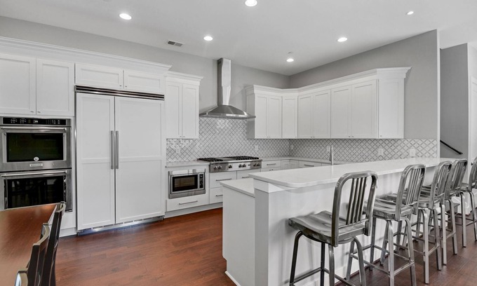 Homewood Casa | Brand New.1.5 blocks to Westin. 1st floor bed & bath. Walkable Convenience