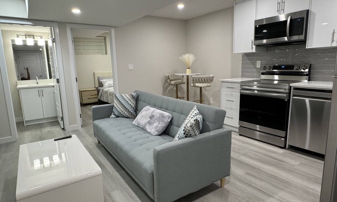 Southwest Calgary Casa | Brand new 2 bdrm 3 beds luxury Guest Suite with separate entrance