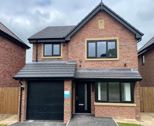 Newcastle-Under-Lyme Casa | Brand-New, 2 Private Bedrooms Available, Stunning Views, Stoke Hospital, Alton Towers, Keele University, Trentham Gardens, Free Parking & Wi-Fi